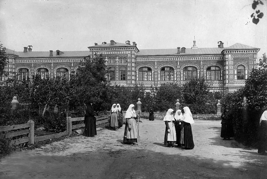 Slikovita zgradba Ponetajevskega ženskega samostana, 1890-ta

