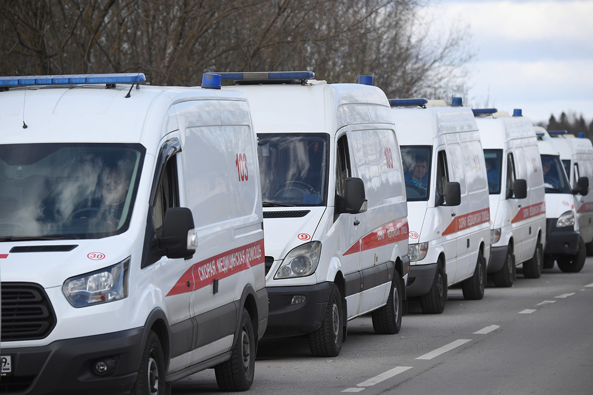 Fila de ambulância na entrada do 119º Centro Federal de Pesquisa Clínica, em Moscou
