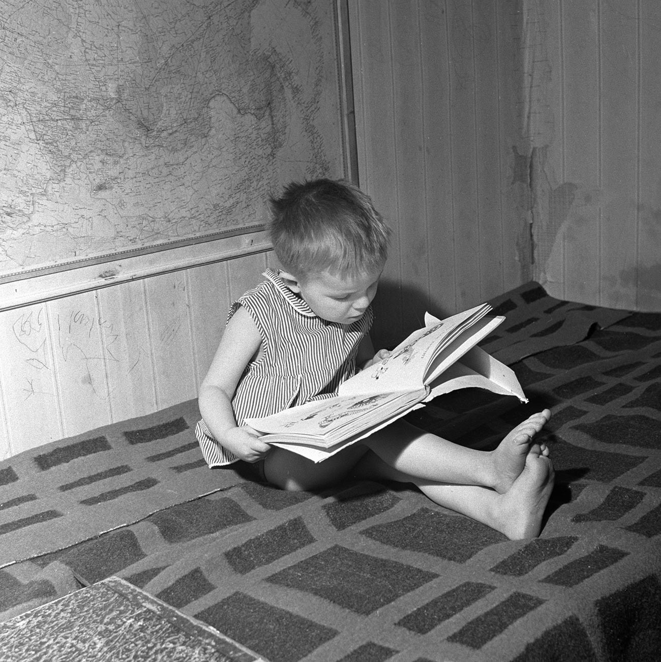 The children enjoyed a rich educational environment with classroom boards where kids could study maths and many books to read. 1968