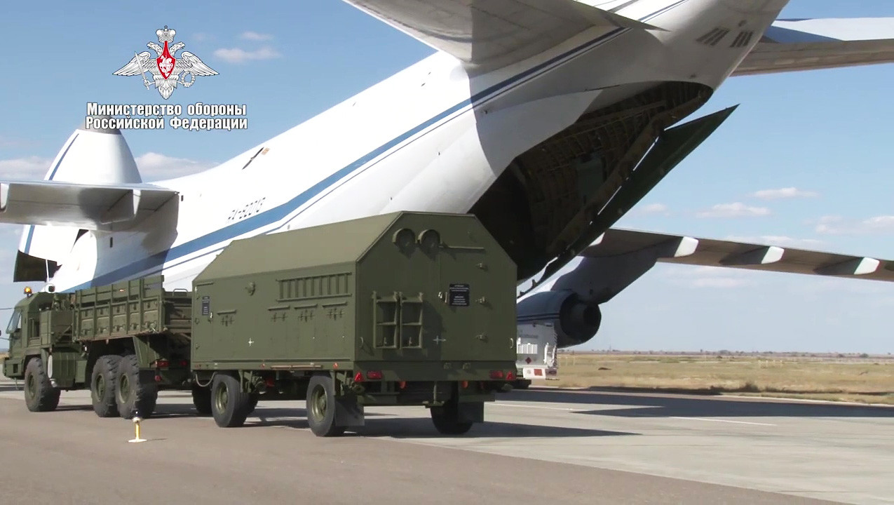 Утовар делова зенитних ракетних система С-400 „Тријумф у авион Министарства одбране РФ ради испоруке Турској у оквиру уговора о усавршавању противваздухопловног система ове земље.