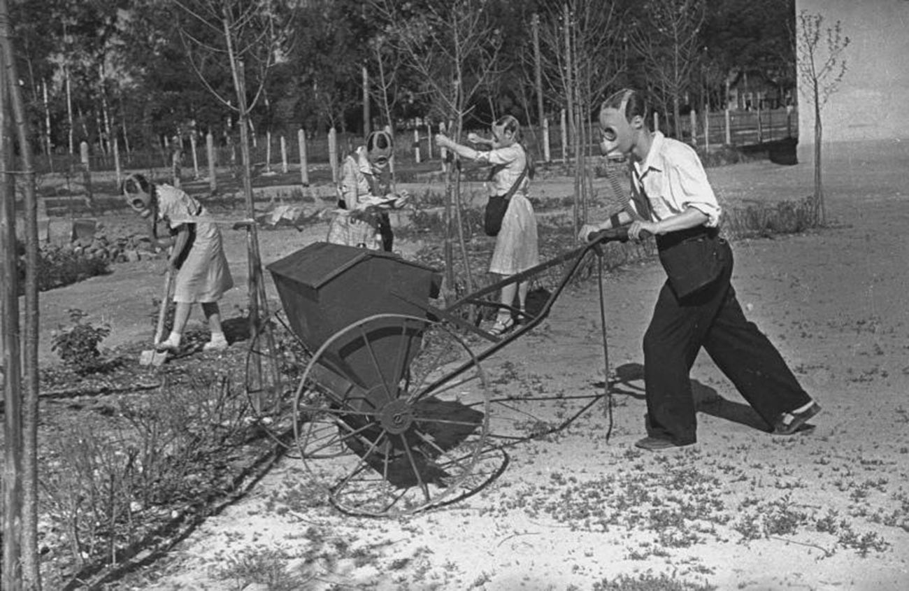 Šolarji med vajami dekontaminacije, 1942