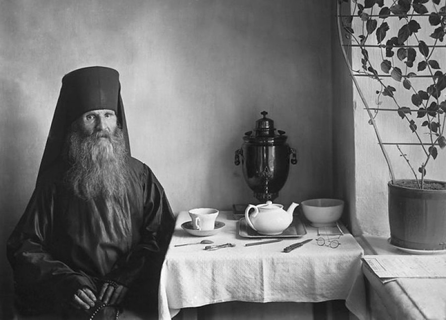 Монах Коневского монастыря в келье за чайным столом, 1900-е
