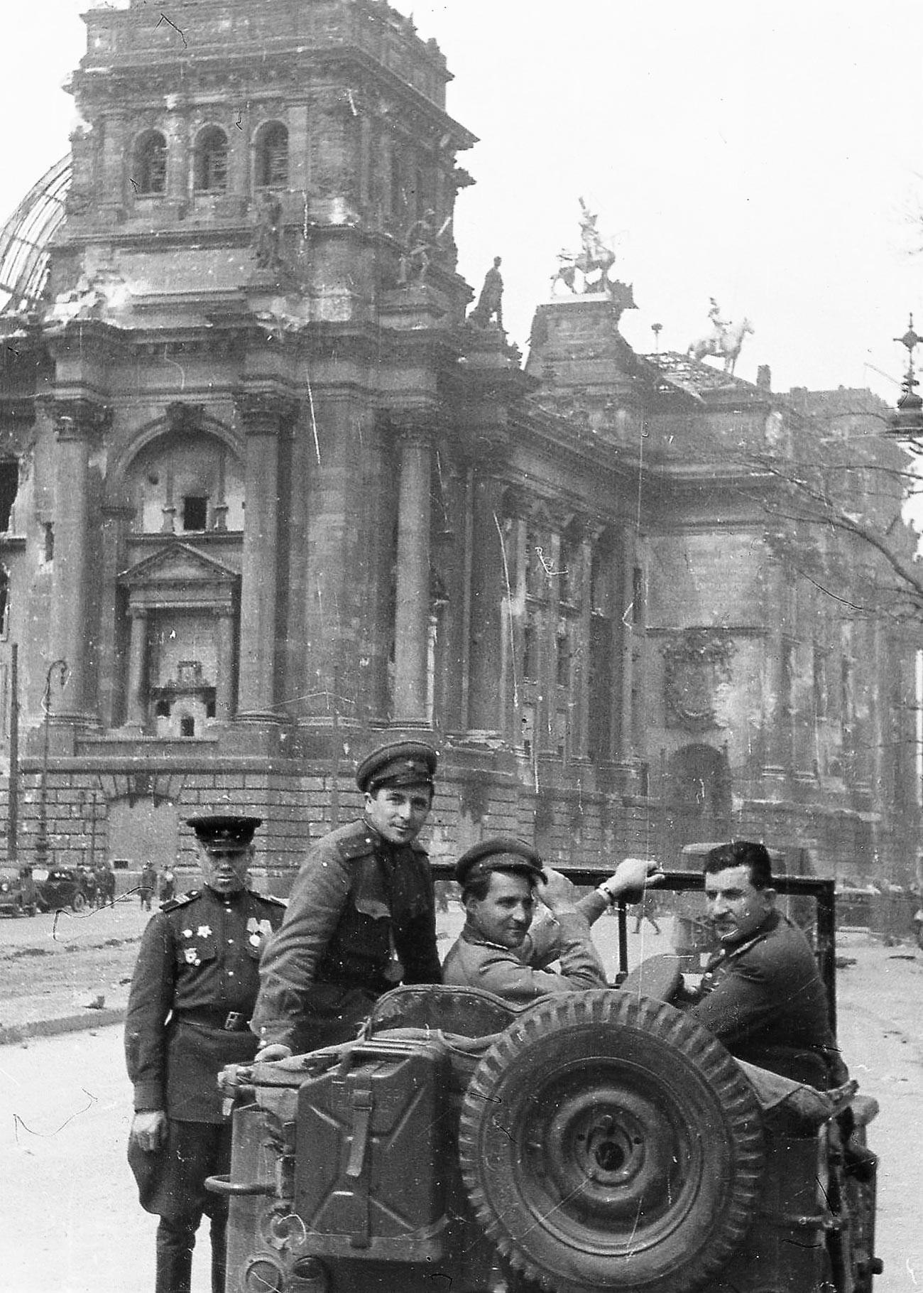 Ilya Arons. From left to right: General-Major Matvey Vayntrub, writer Konstantin Simonov, videographer Ilya Arons. At the building of the Reichstag, Berlin, 1945