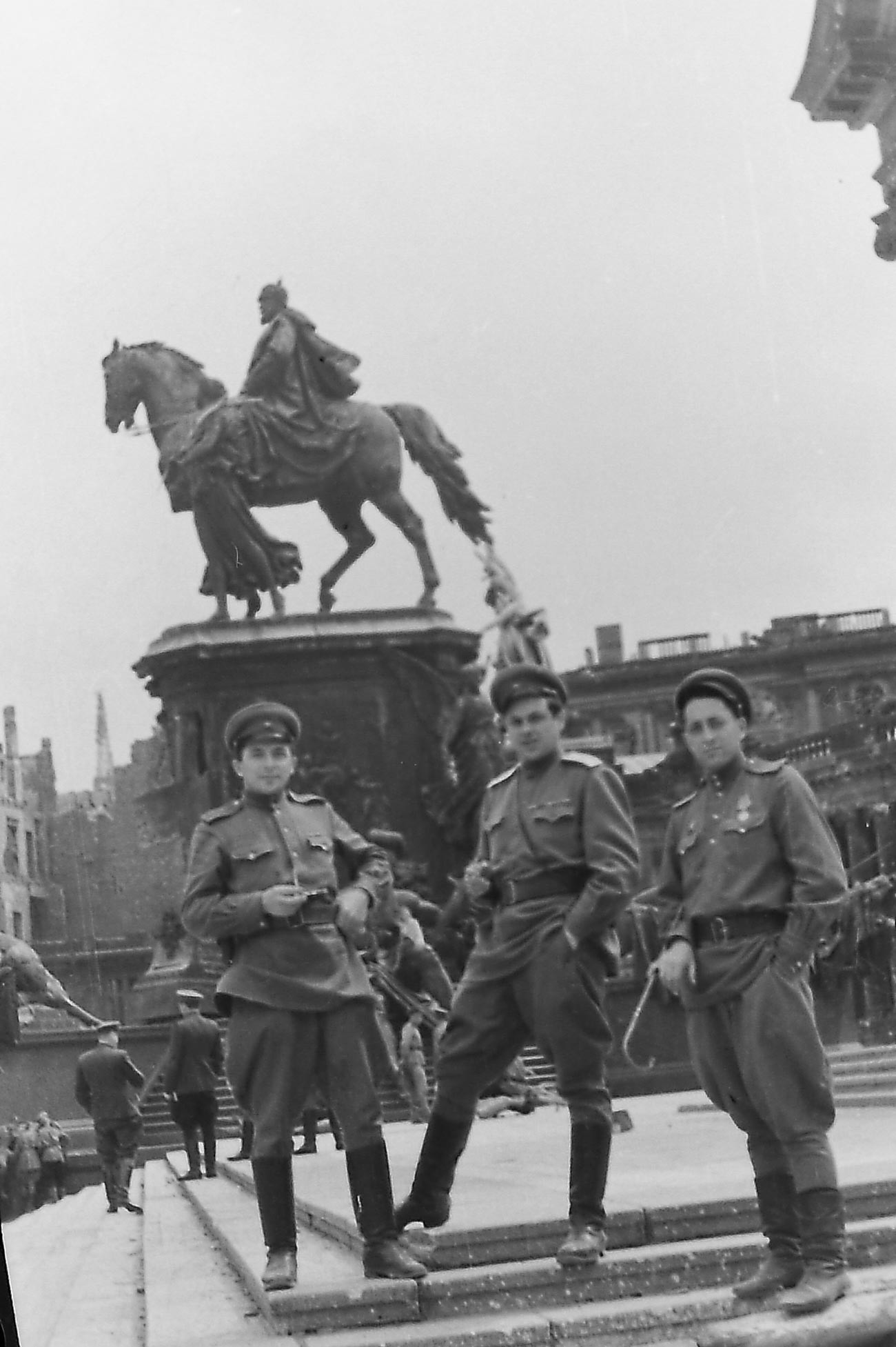 Sutradara Leon Saakov (tengah), videografer perang Ilya Arons, dan Mikhail Poselskiy. Berlin, Juni 1945.