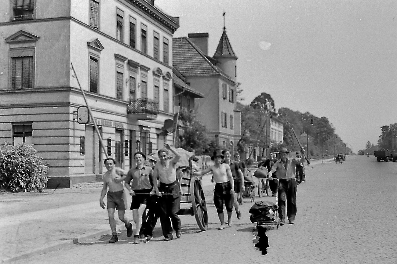 Ilya Arons. Tahanan-tahanan Soviet yang dibebaskan. Berlin, musim panas 1945.