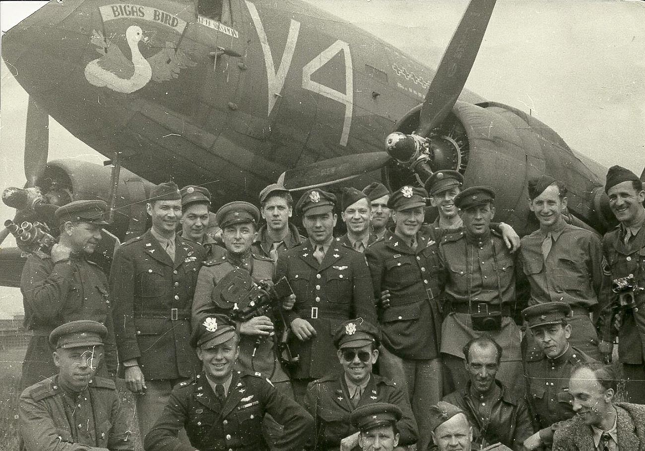 Wartawan-wartawan Soviet bersama tentara Sekutu. Videografer Ilya Arons berada pada urutan keempat dari kiri, atas. Bandara Tempelhof, Berlin, Mei –  Juni 1945.