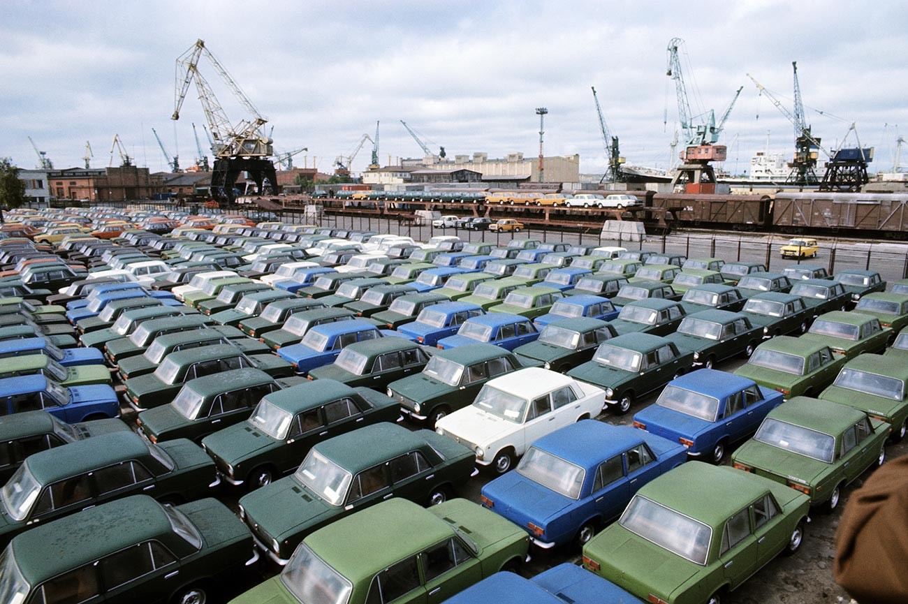 Latvijska SSR: Nezanemarljiv delež izvoza preko trgovskega pristanišča v Rigi so predstavljali avtomobili iz Toljatija