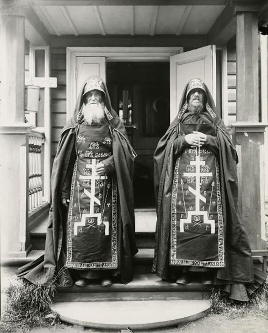 ウスペンスキー修道院の大スヒマ修道士ら。1892年