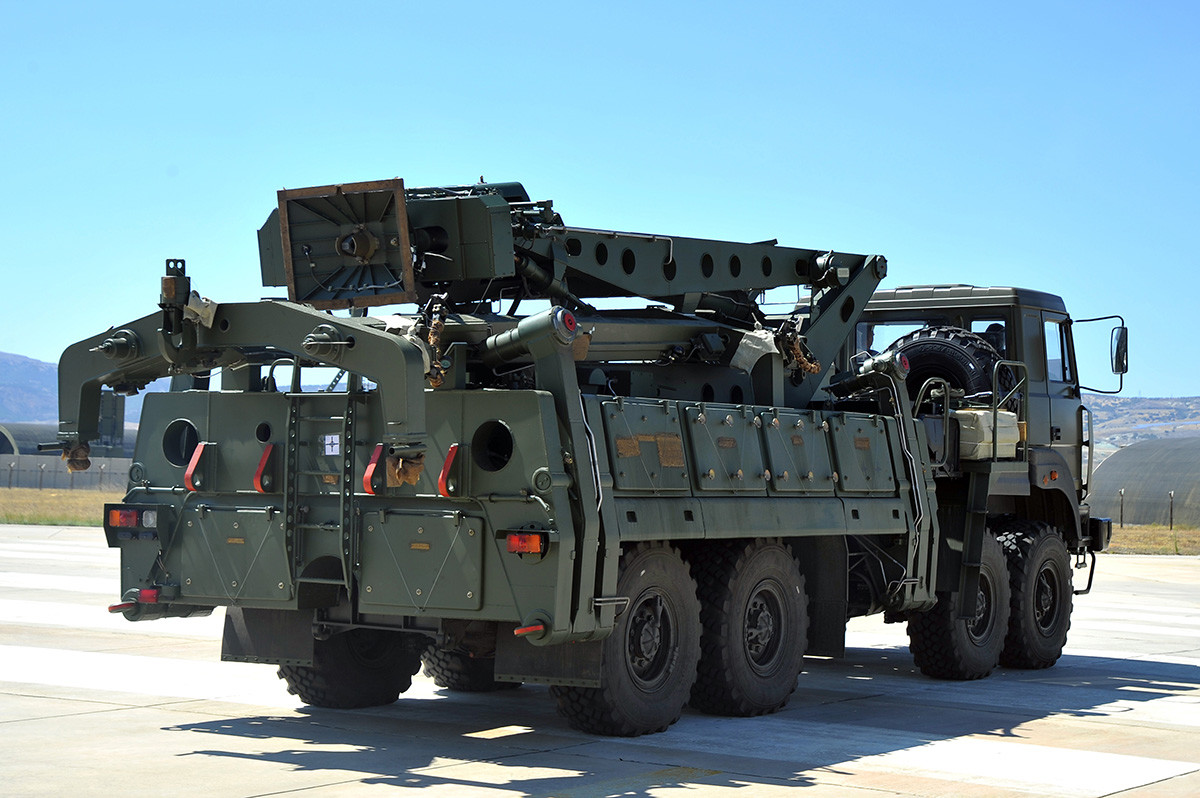 Kendaraan pengangkut dan pengisian bahan bakar rudal yang merupakan bagian dari sistem pertahanan udara S-400. 