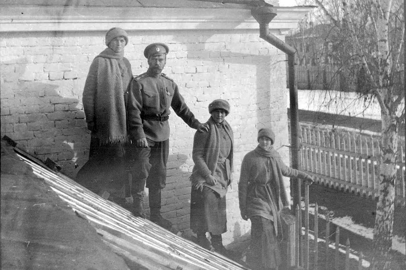 Nicolas II et ses filles, Olga, Anastasia et Tatiana, à Tobolsk durant l'hiver 1917