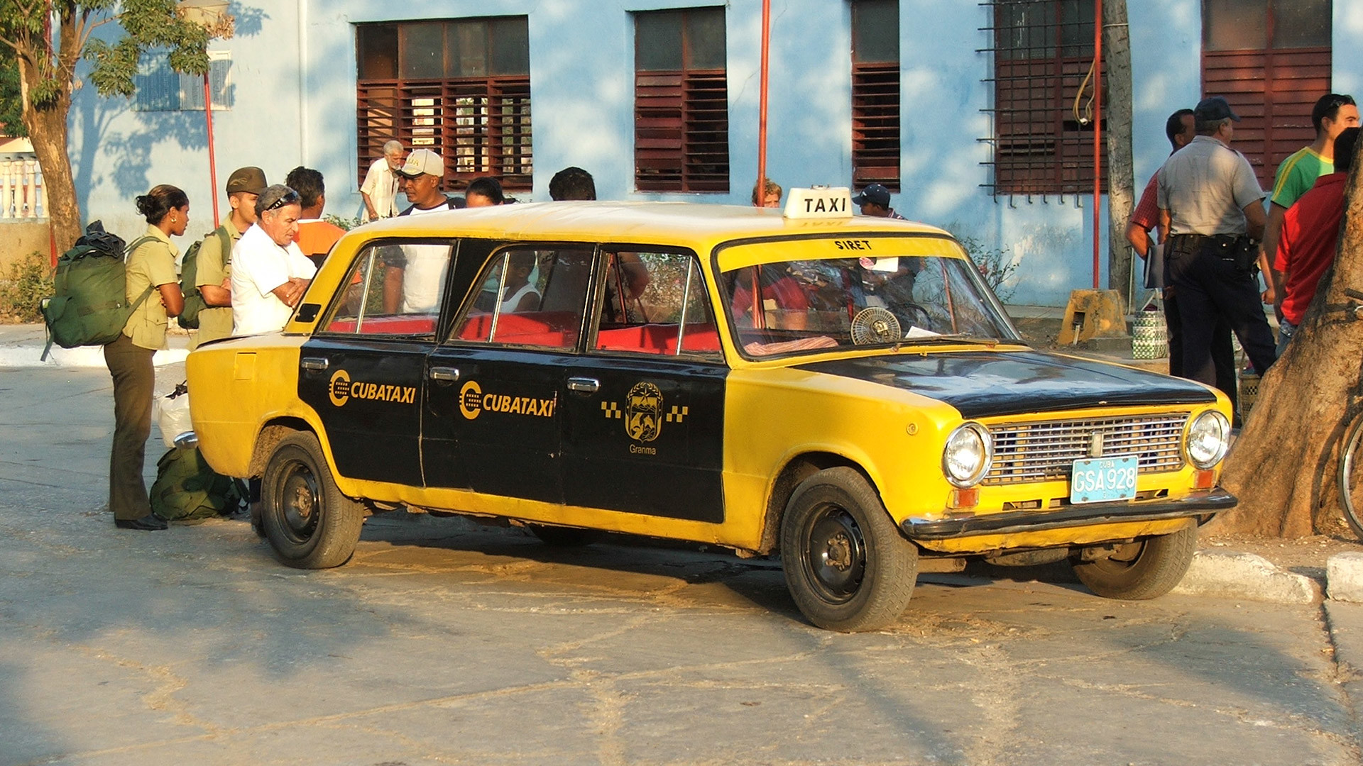 Taksi di Kuba (versi modifikasi Lada dengan bodi limosin).
