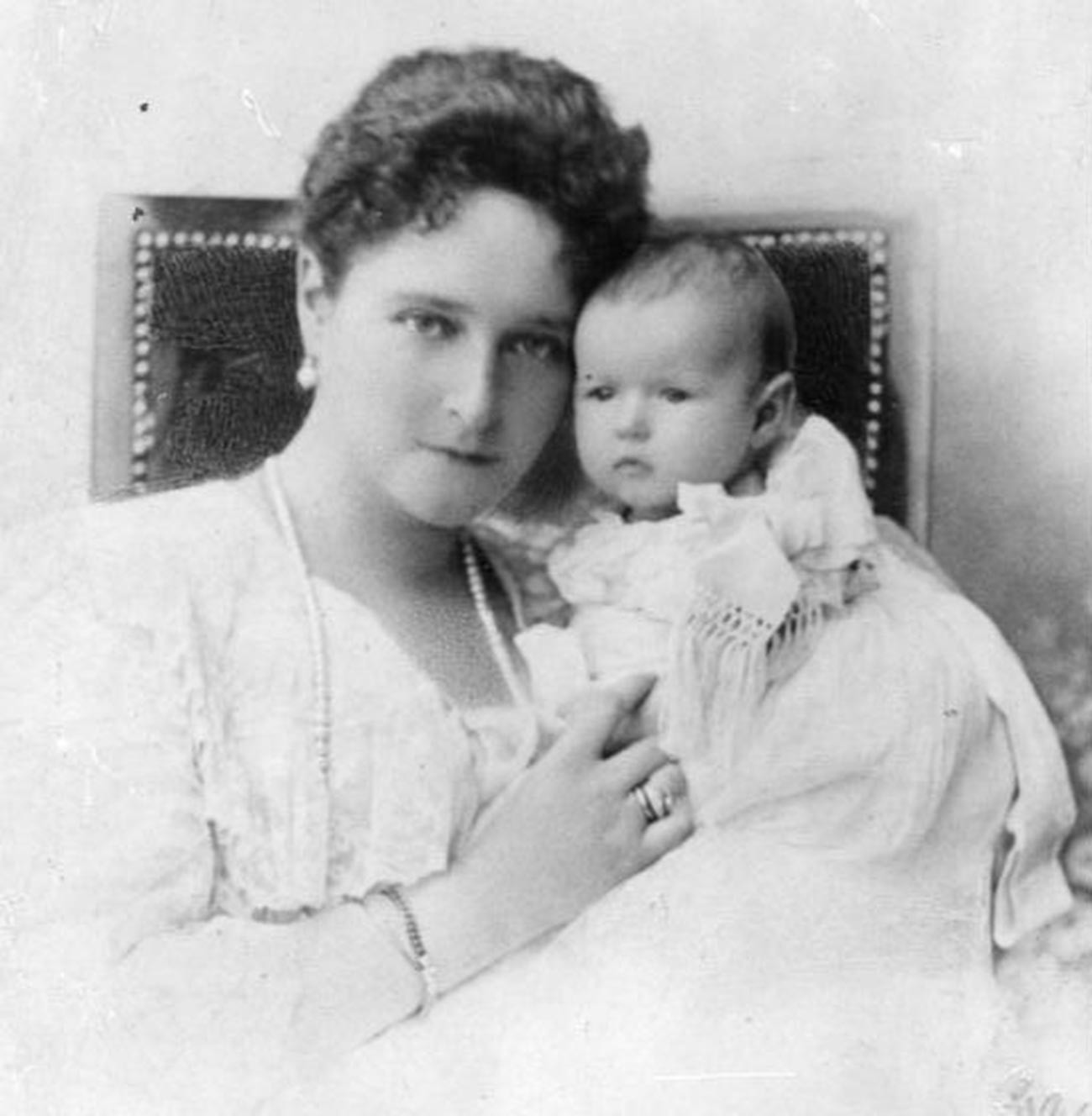 L'imperatrice Aleksandra Fyodorovna, moglie dello zar Nicola II, con la figlia Anastasia