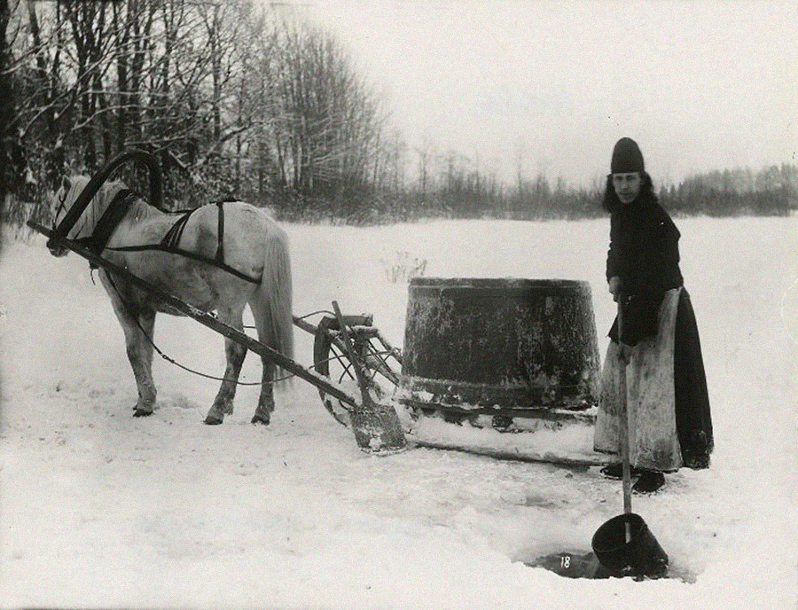 Un moine porteur d’eau. Années 1900