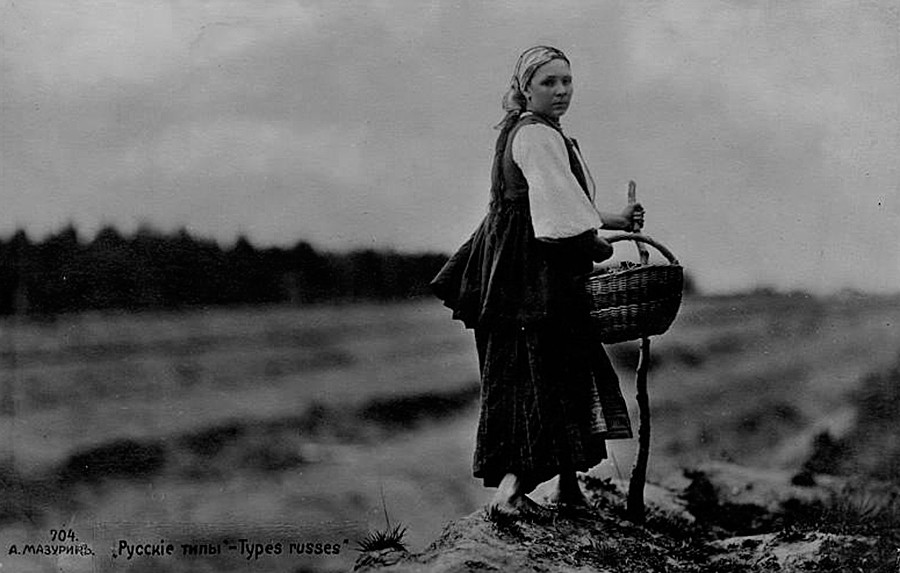 Eine russische Frau auf einem Feld