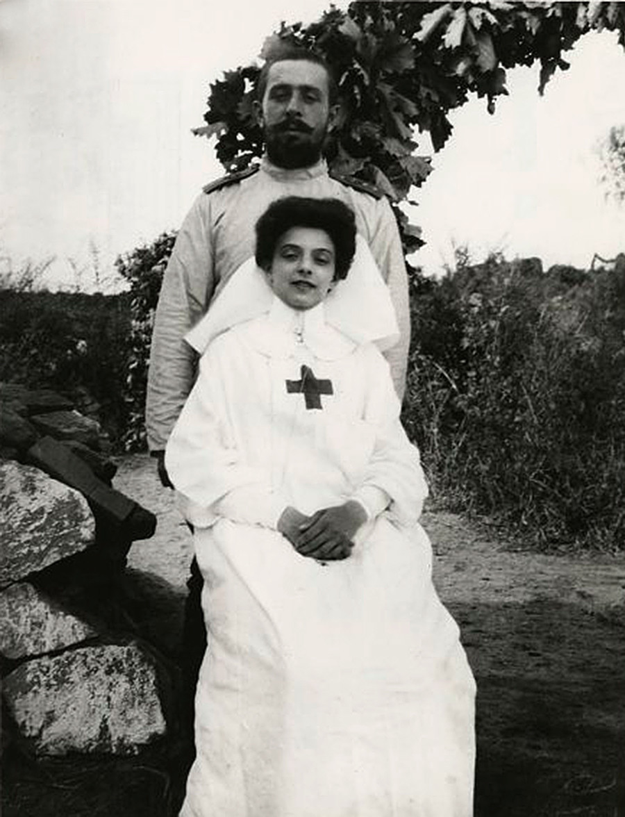 Eine barmherzige Schwester mit einem Offizier, Russisch-Japanischer Krieg (1904 – 1905)