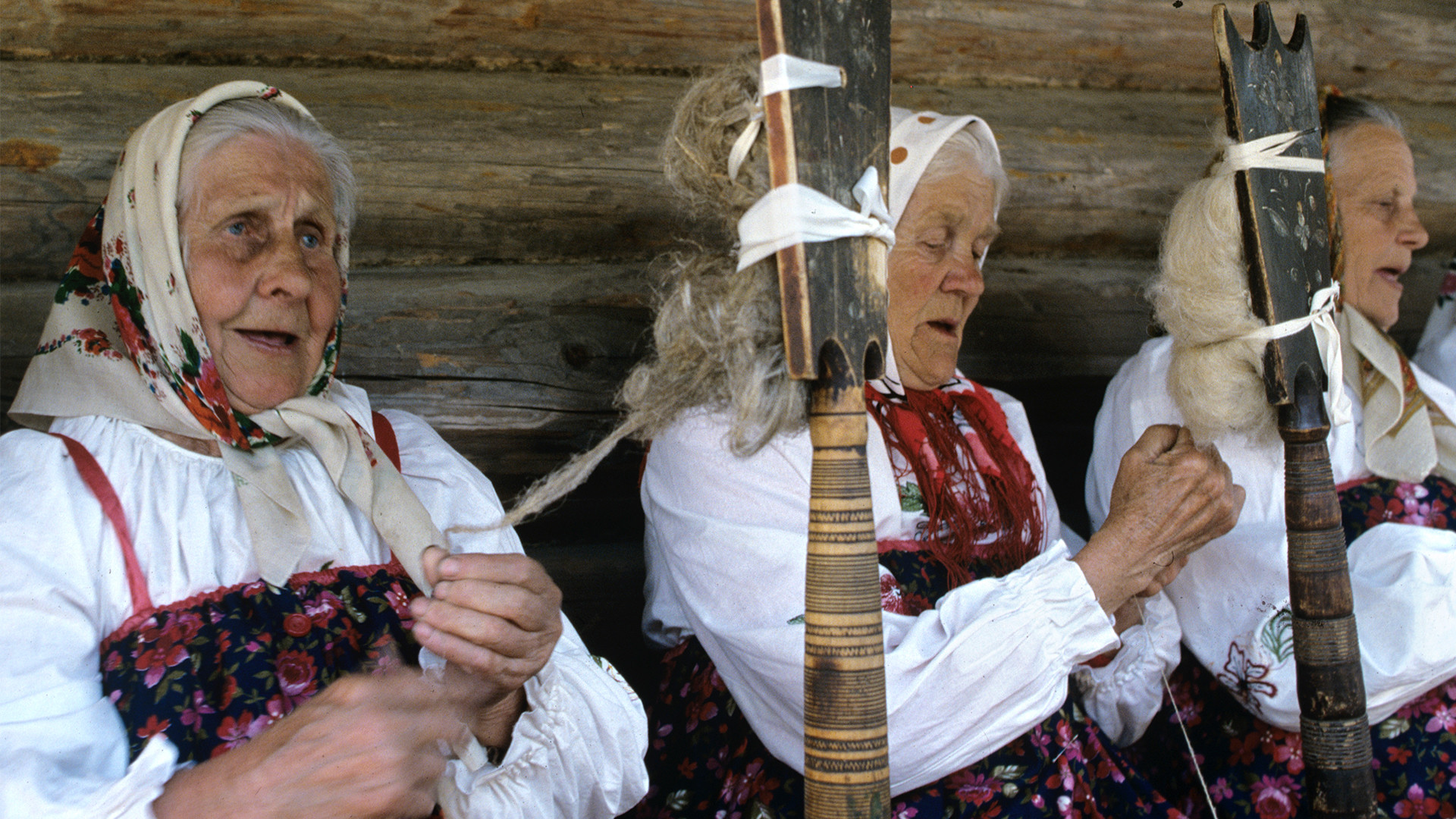 Participantes du festival d'ensembles folkloriques Vitoslavitsakh. Musée de l'architecture traditionnelle en bois