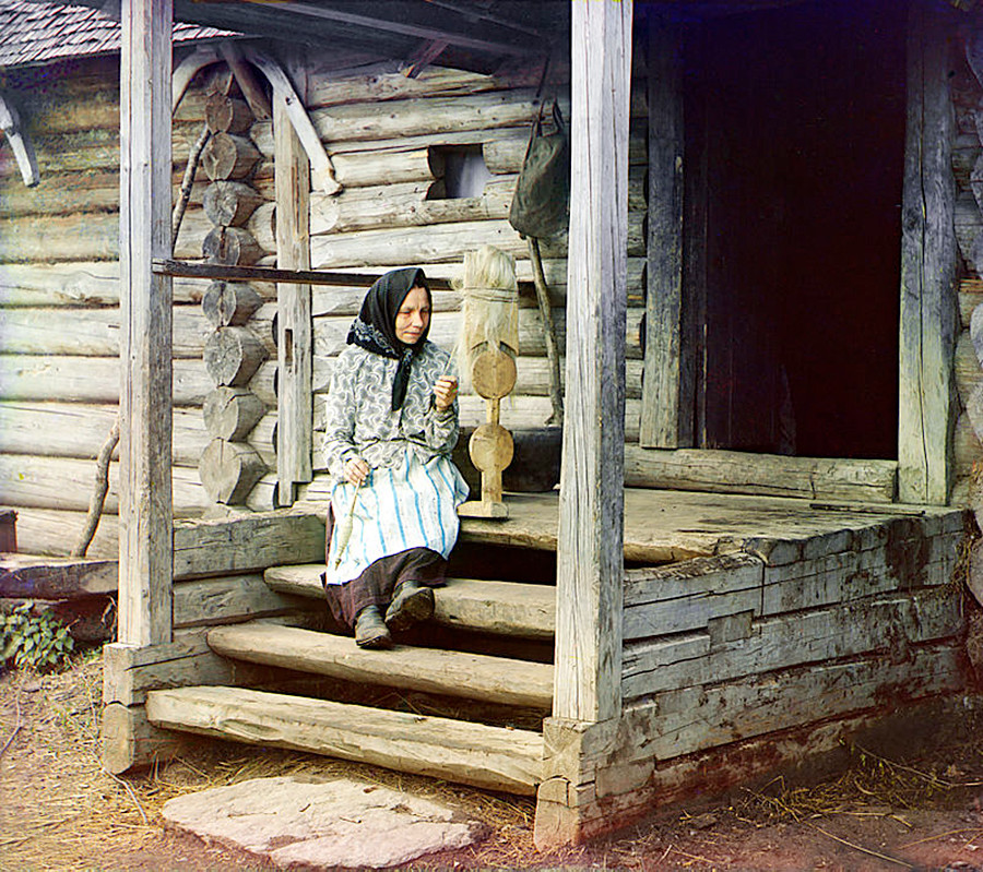 Une fileuse dans le village d'Izvedovo, en 1910
