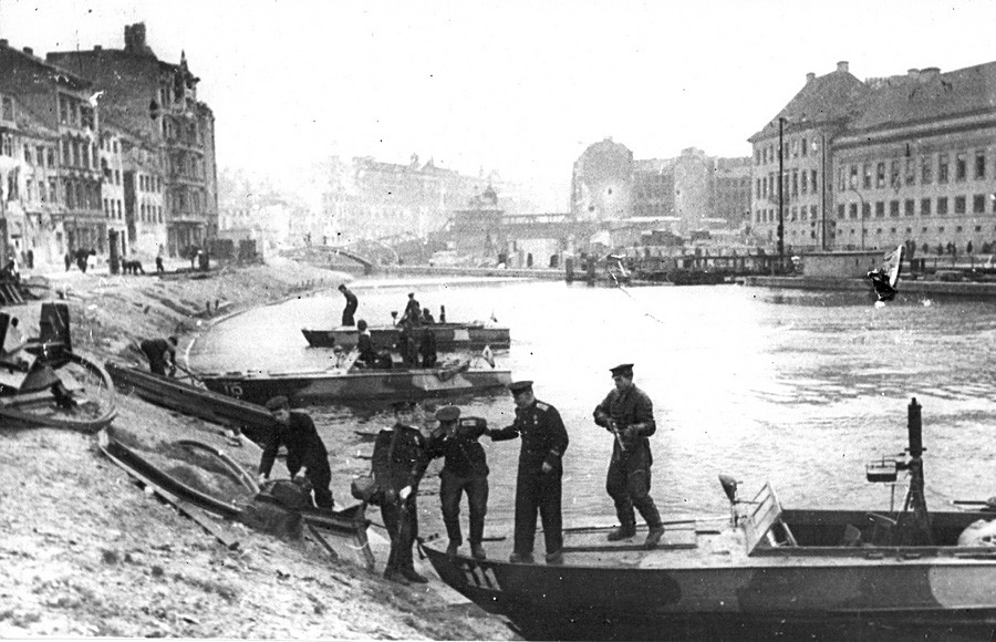 Dnjeparska ratna flotila. Polugliseri na rijeci Šprevi. Travanj 1945.

