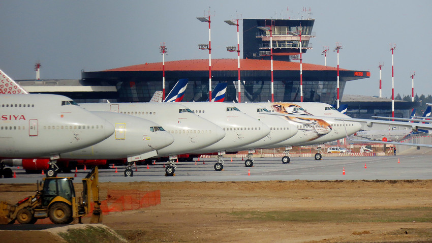 Aviões estacionados no aeroporto Sheremetievo, em Moscou