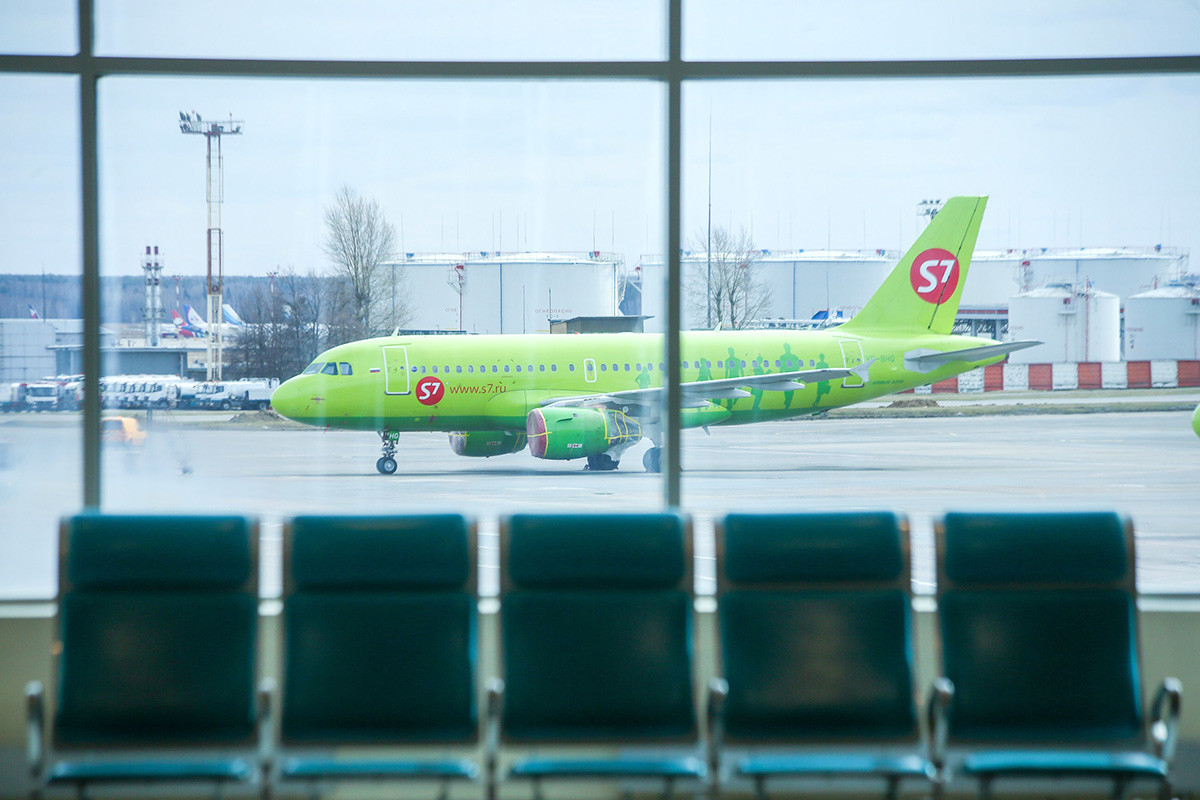 Aeronave da S7, no aeroporto moscovita Domodêdovo

