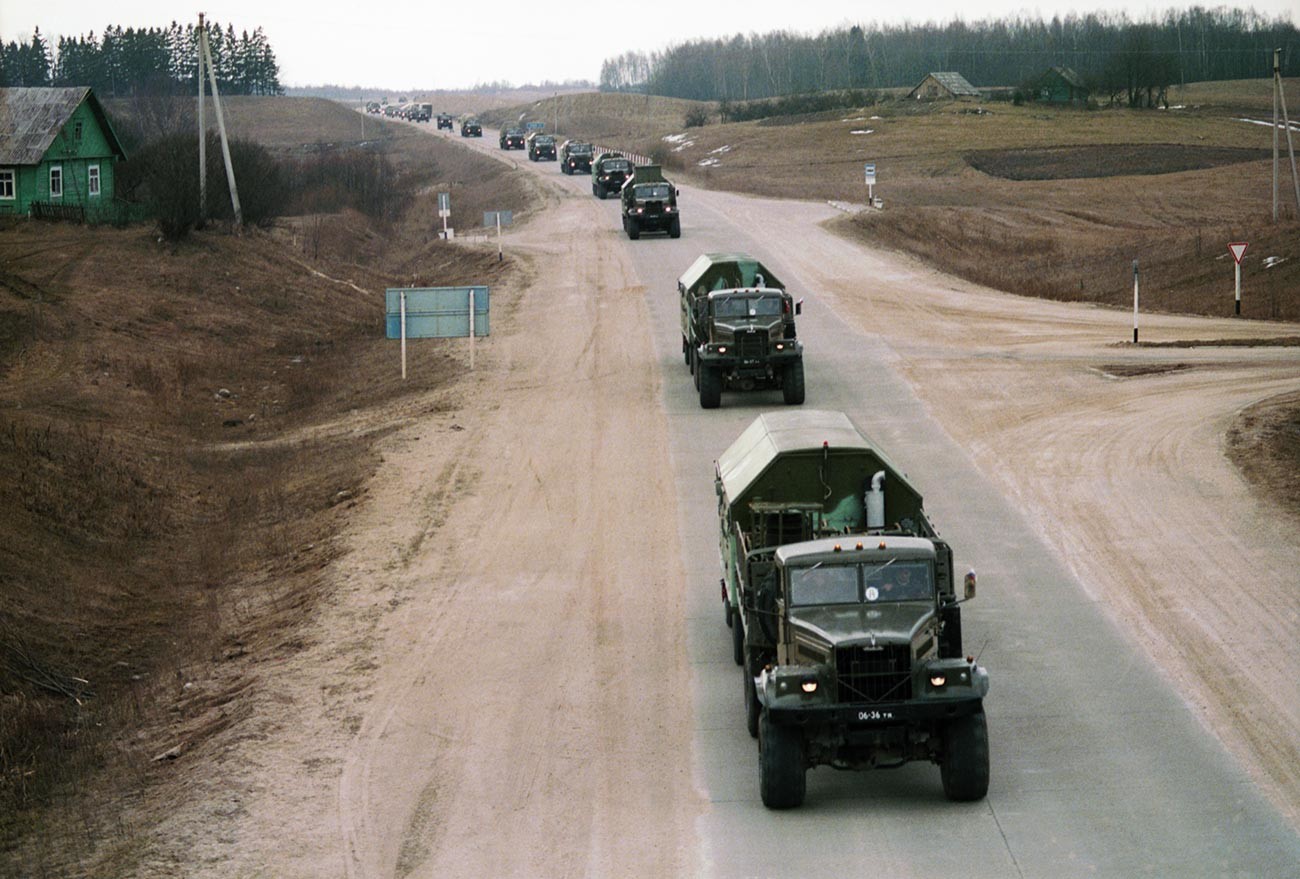 ソ連防空隊がリトアニアから撤退している