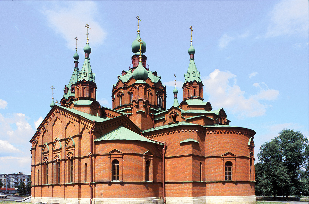 Church of St. Alexander Nevsky, southeast view. Built in 1907-11 to a design by the prominent architect Alexander Pomerantsev. Closed in 1930, converted to planetarium. Restored in 1980s as concert hall. July 23, 2003. 