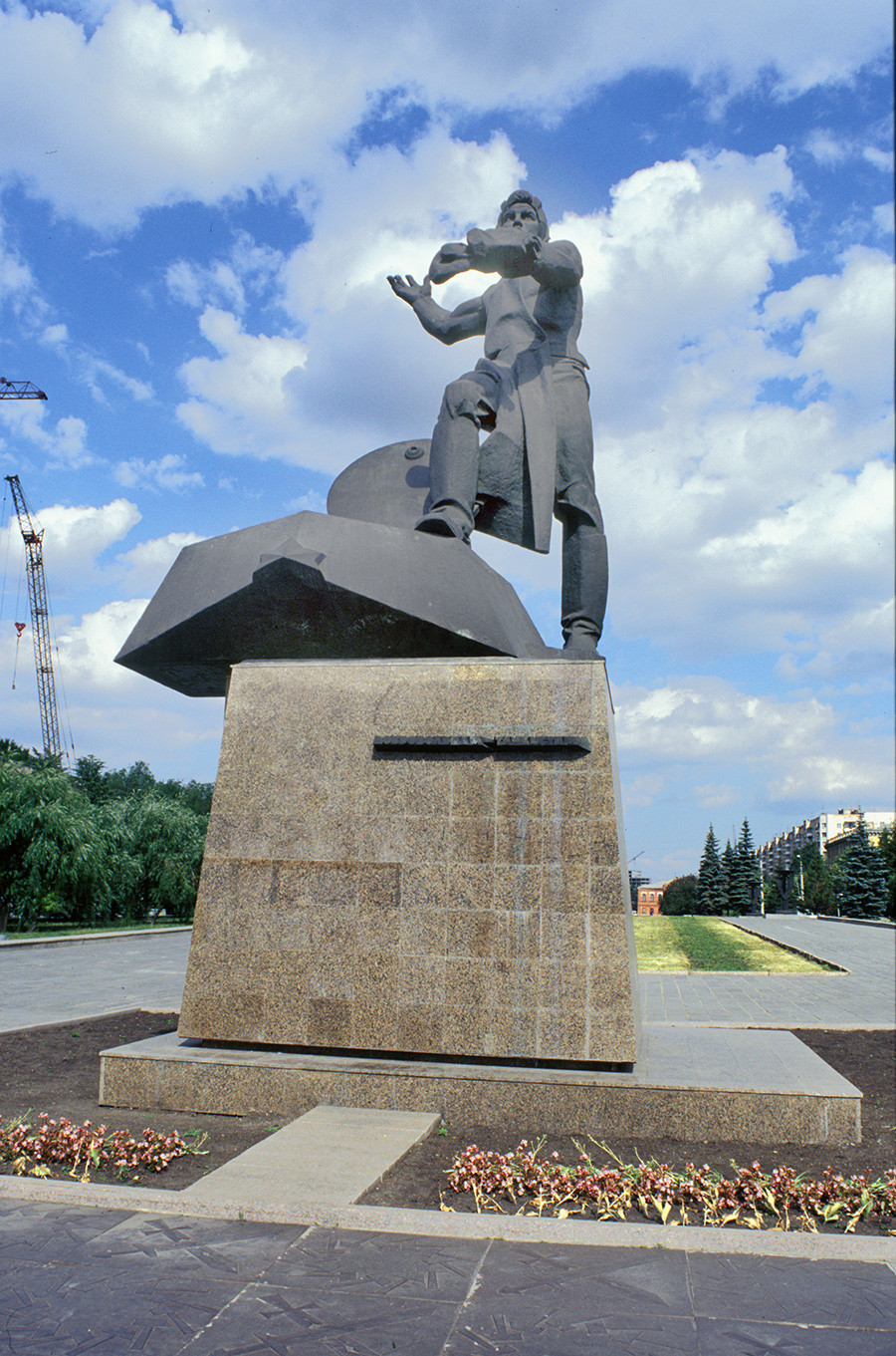 Monument to Chelyabinsk volunteers who joined the Urals Volunteer Tank Corps. Formed in 1943, the tank troops fought their way from Oryol to Berlin. Sculptor: Lev Golodnitsky. Unveiled in May 1975. July 13, 2003. 