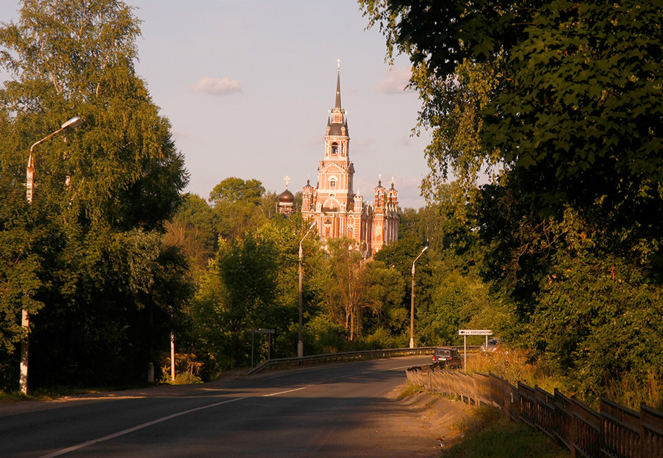 Mesto Možajsk leži 100 km zahodno od Moskve. V kronikah ga prvič omenjajo leta 1231, ime 