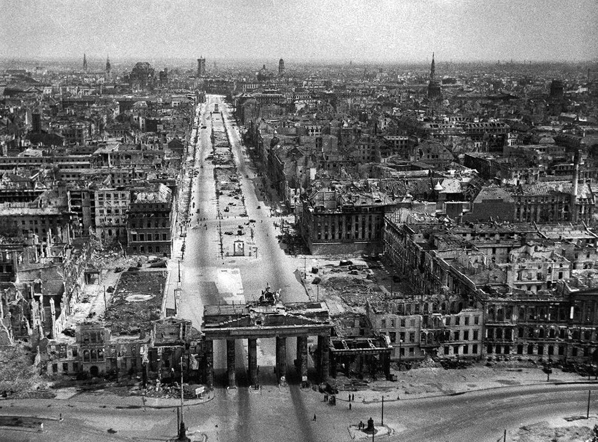 Берлин е опустошен в края на Втората световна война. Градът претърпява безмилостни авиационни удари от съюзническите сили през 1945 година.