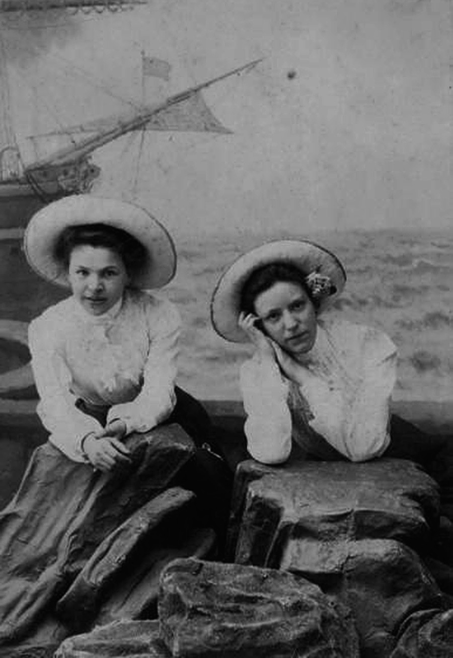 Retrato de duas moças com chapéus.