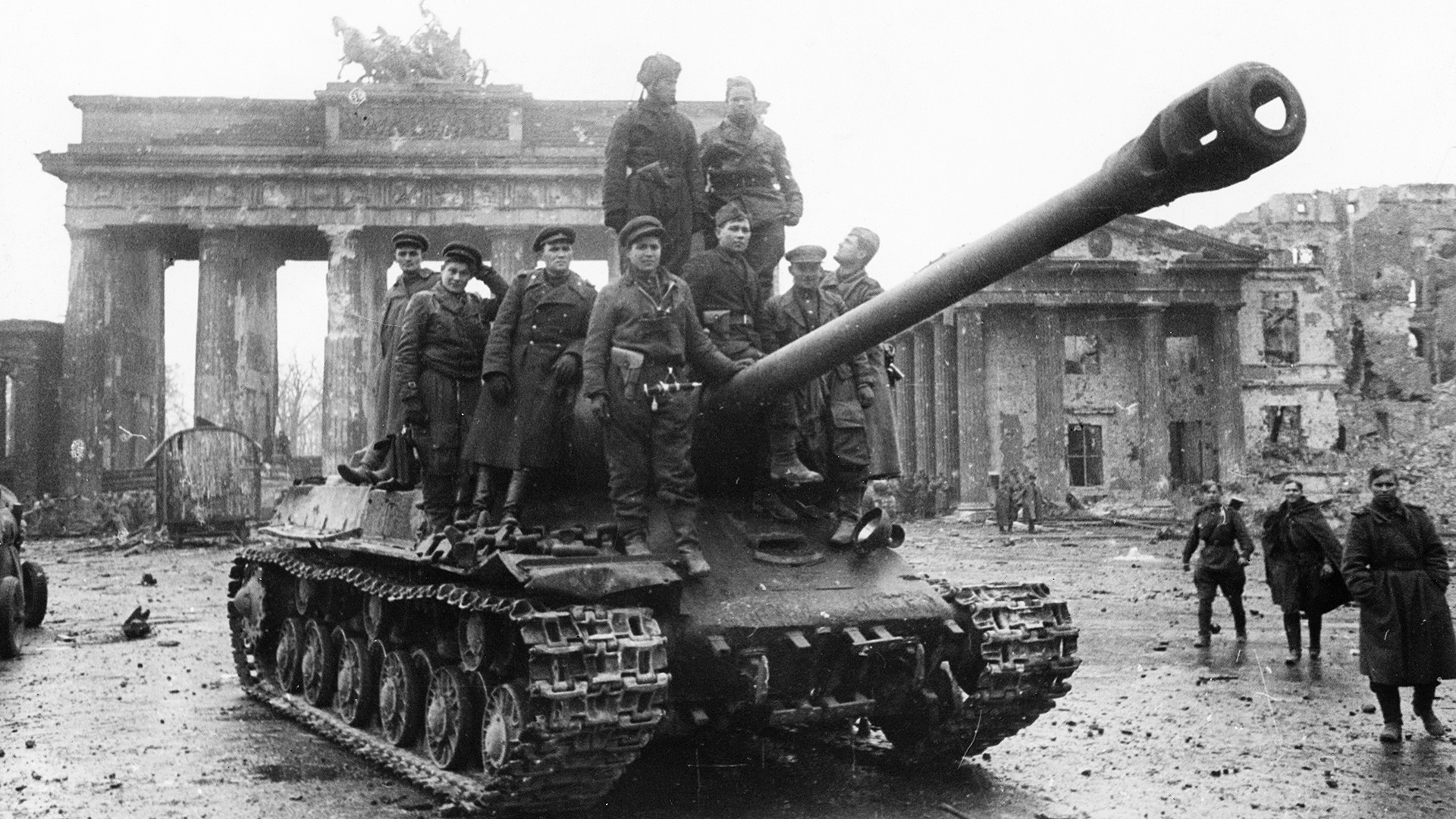Des soldats soviétiques à bord d'un char Joseph Staline près de la porte de Brandebourg à Berlin

