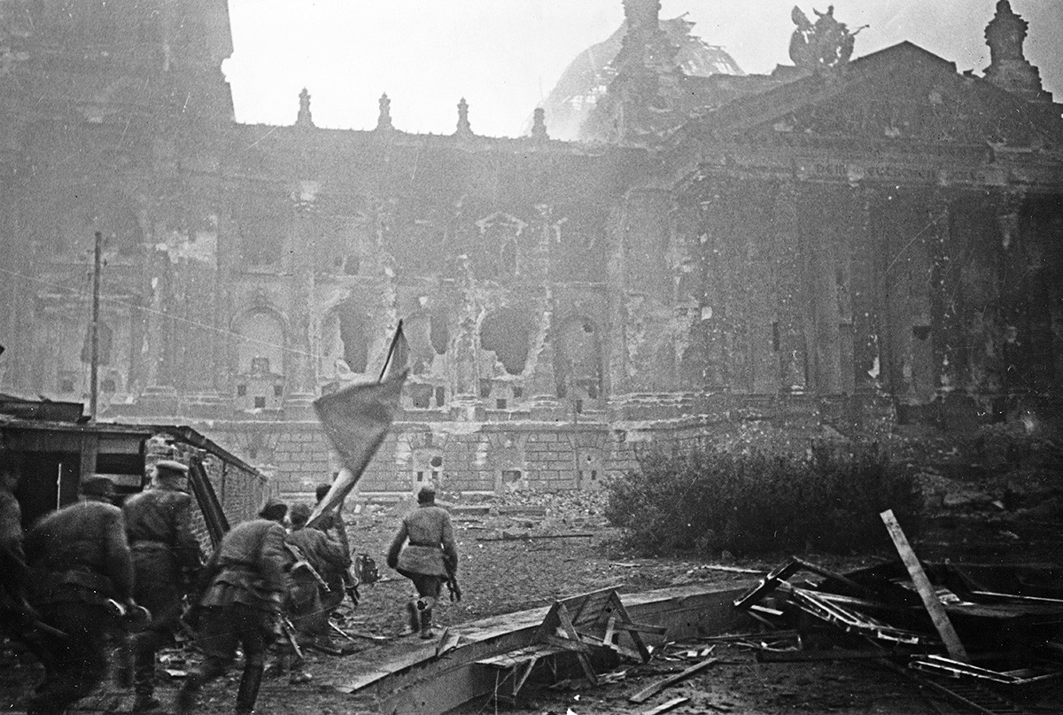 Des soldats soviétiques lors de la prise du Reichstag avec une bannière de combat de l'Armée rouge
