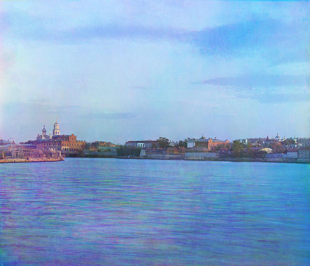 Pogled na Čeljabinsk iz reke Miass. V daljavi so vidne opečnate gospodarske zgradbe s katedralo Jezusovega rojstva (levo) in Hodegetrijskim samostanom ikone Matere Božje (skrajno desno) - oba sta bila porušena v sovjetskem obdobju. Pozno poletje 1909.
