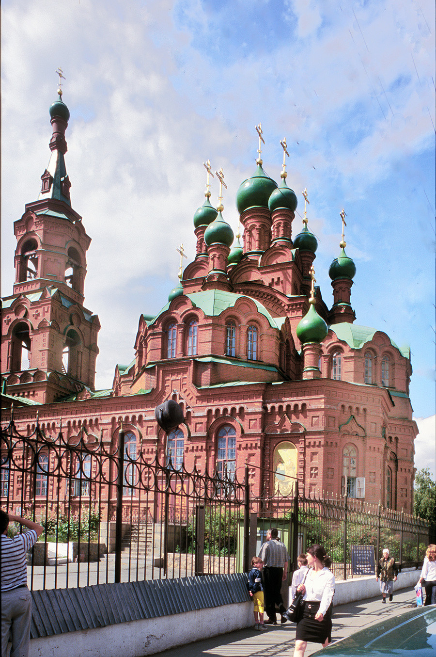 Cerkev sv. Trojice, južni pogled. Zgrajena leta 1909-14, zaprta leta 1929 in spremenjena v Pokrajinski zgodovinski muzej. Kot pravoslavna cerkev je ponovno začela delovati leta 1990, obnovljena je bila leta 1993. 23. julij 2003.