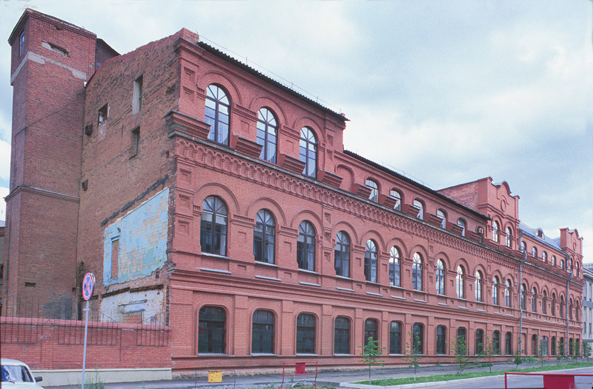 Tovarna za predelavo čaja Aleksandra Kuznecova. Zgrajena leta 1904, je bila tovarna Kuznecova ena največjih ruskih obratov za predelavo čaja. V času obiska Prokudin-Gorskega je bilo zaposlenih približno 2000 delavcev. 12. julij 2003.
