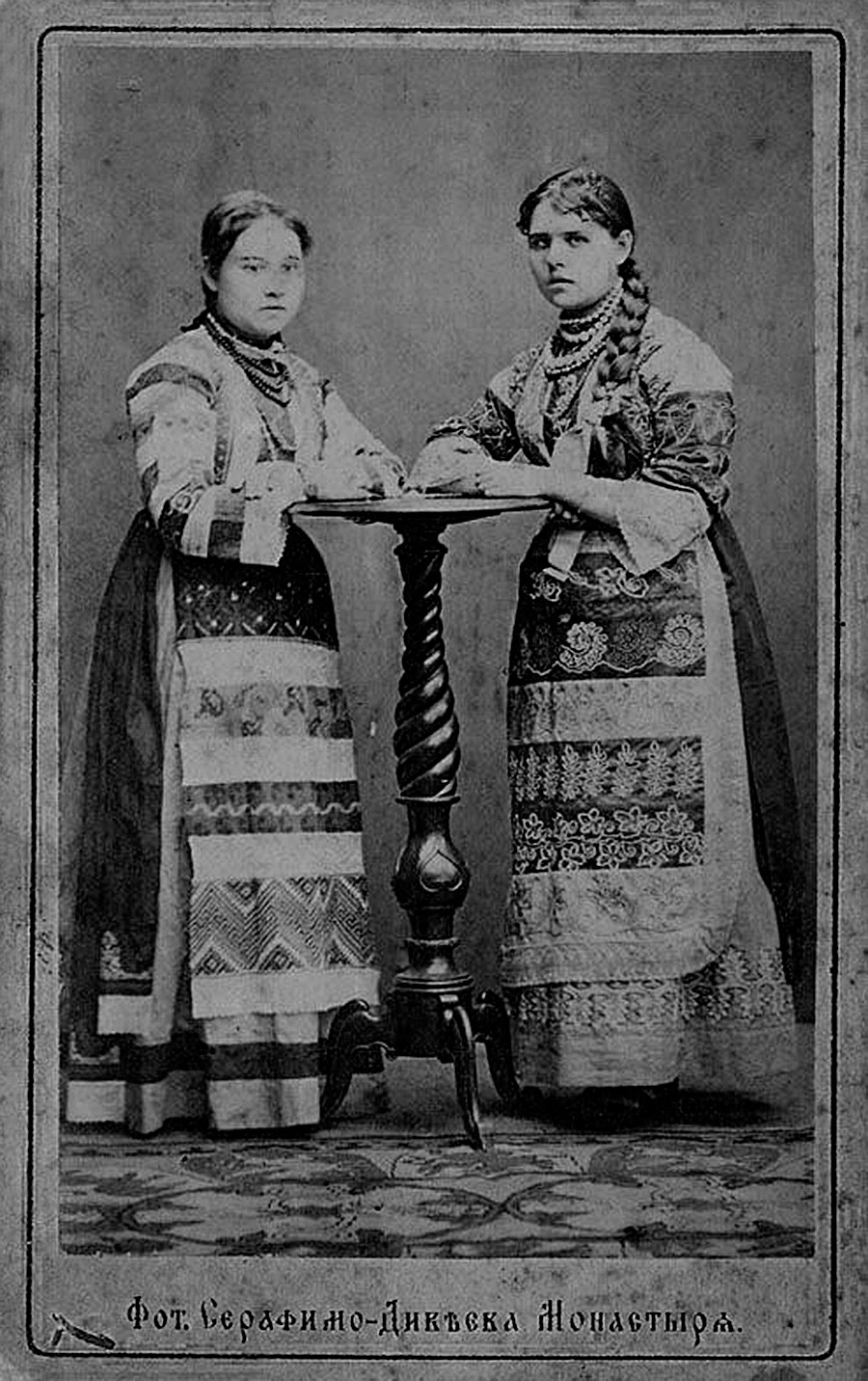 Dua perempuan mengenakan pakaian nasional Rusia.