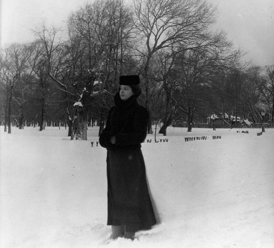 Seorang perempuan berdiri di hamparan salju.