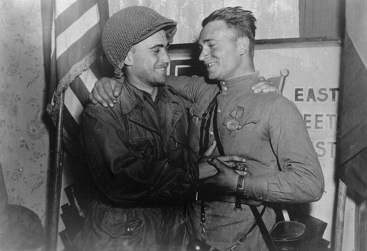 トルガウで出会い、肩を抱き合って記念写真を撮るアメリカ軍のロバートソン中尉（左側）とソ連軍のシルヴァシュコ中尉（右側）