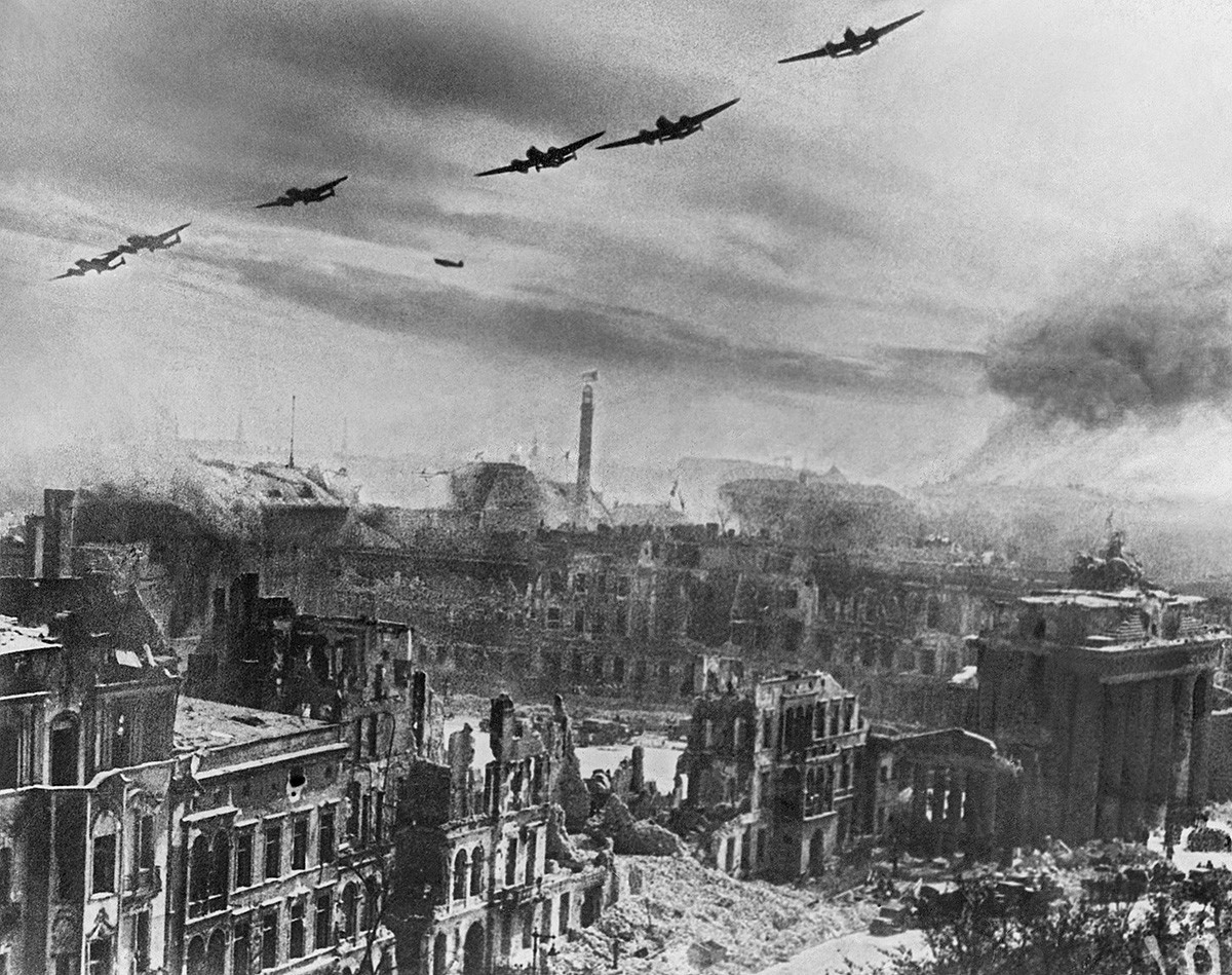 Советски бомбардери учествуваат во воена операција во Битката за Берлин, 20 април 1945 година
