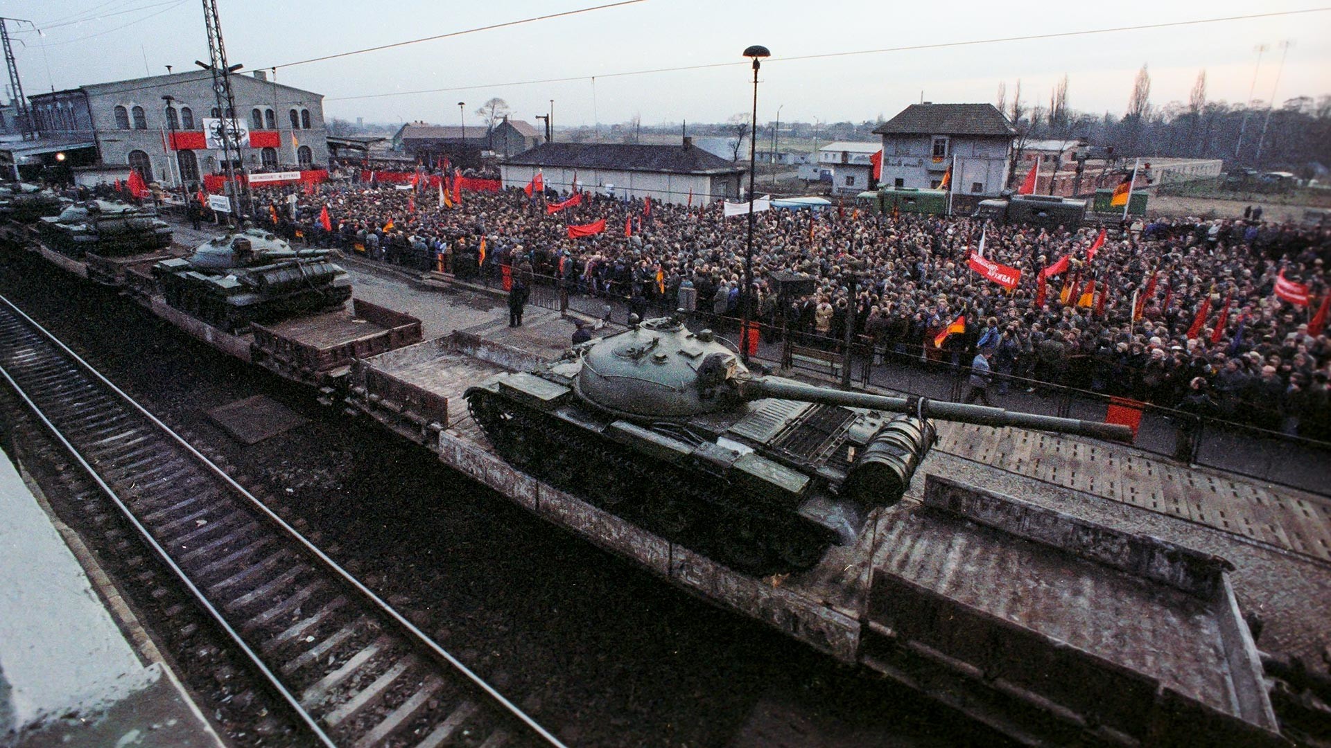 Retrait des unités militaires soviétiques du territoire de la RDA. Rassemblement dans la ville de Wittenberg consacré au départ du premier échelon de chars soviétiques, le 5 décembre 1979. 