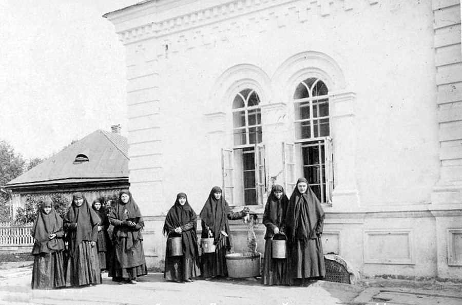 El convento de Divéievo. Monjas junto a un pozo, 1890