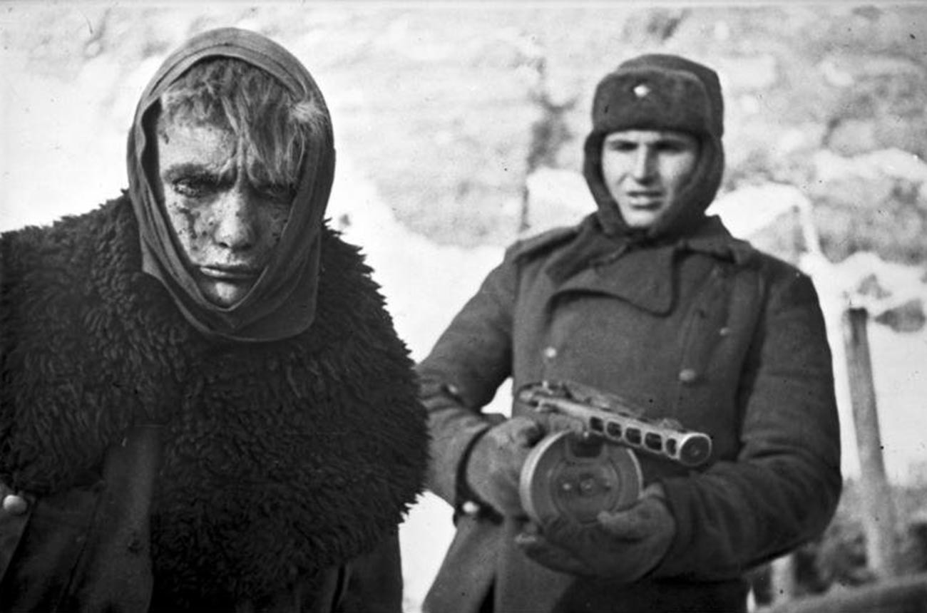 スターリングラード攻防戦が終わり、ドイツ人捕虜を連れるソ連兵。