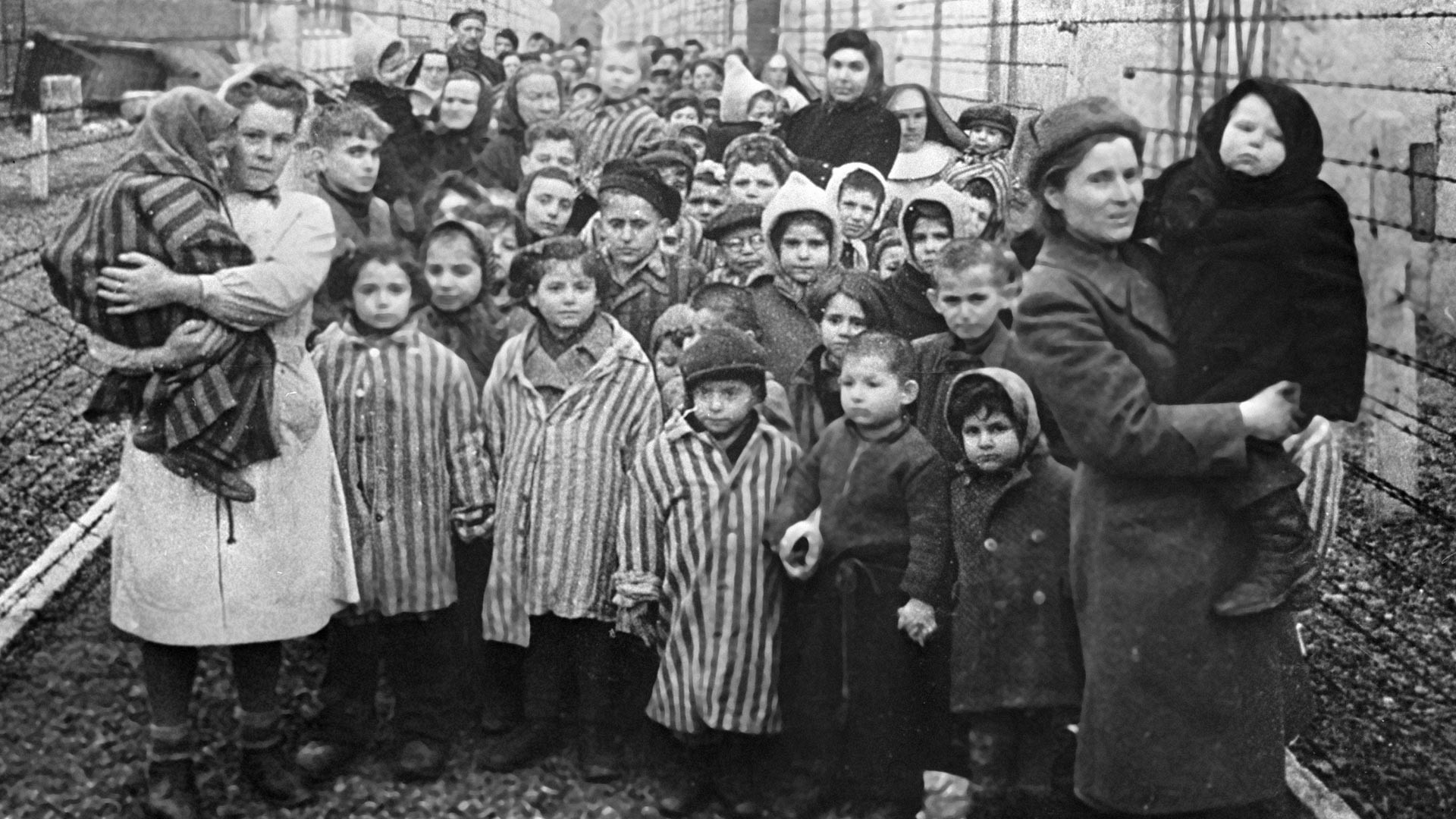 赤軍に解放された直後のオシフェンチム（アウシュビッツ）絶滅収容所の囚人らとソ連の医師ら、および赤十字の代表者ら。1945年2月初旬。