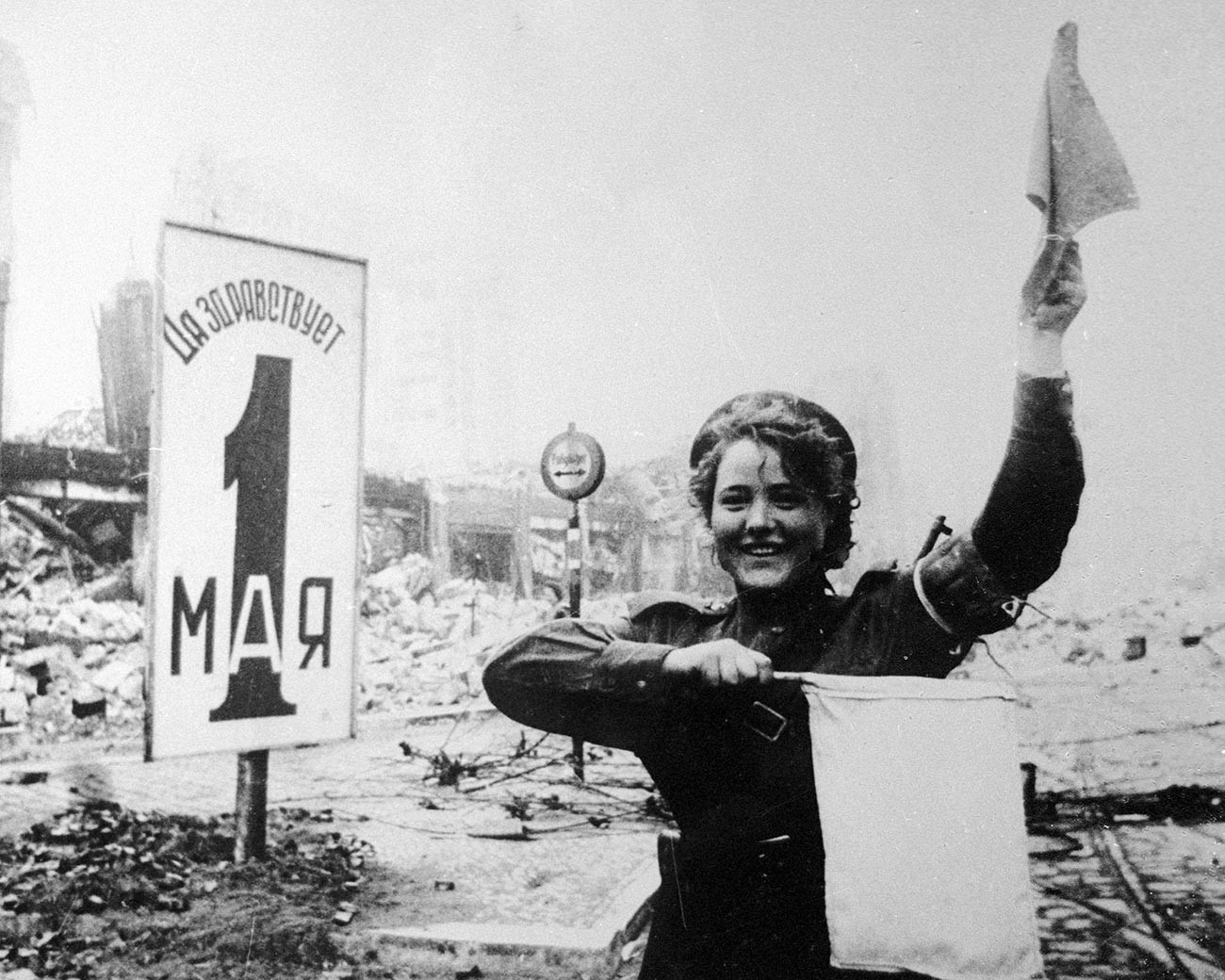交通整理兵マリア・シャリネワ。ベルリンのアレクサンダー広場にて。1945年5月1日。
