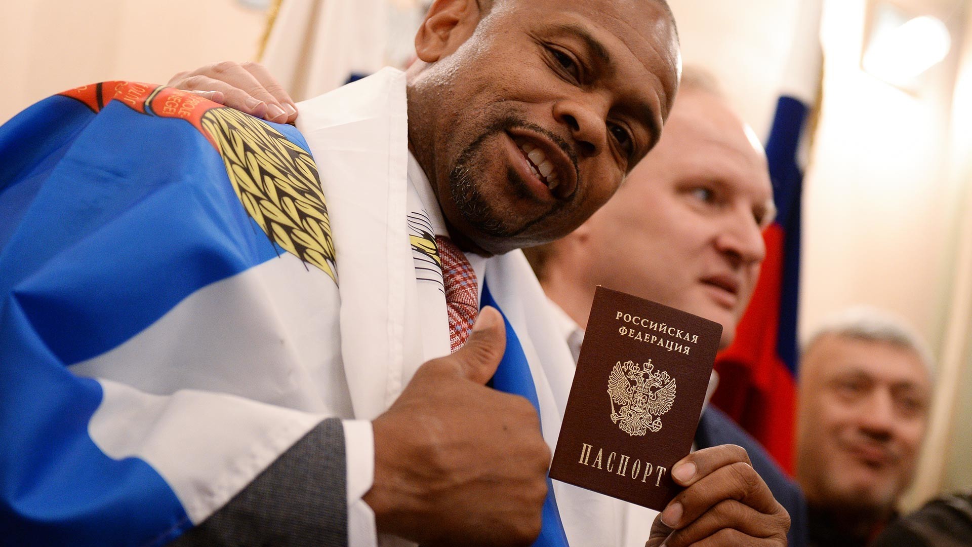 Roy Jones Jr. adalah salah satu dari sejumlah warga asing yang menerima paspor Rusia pada 2015.