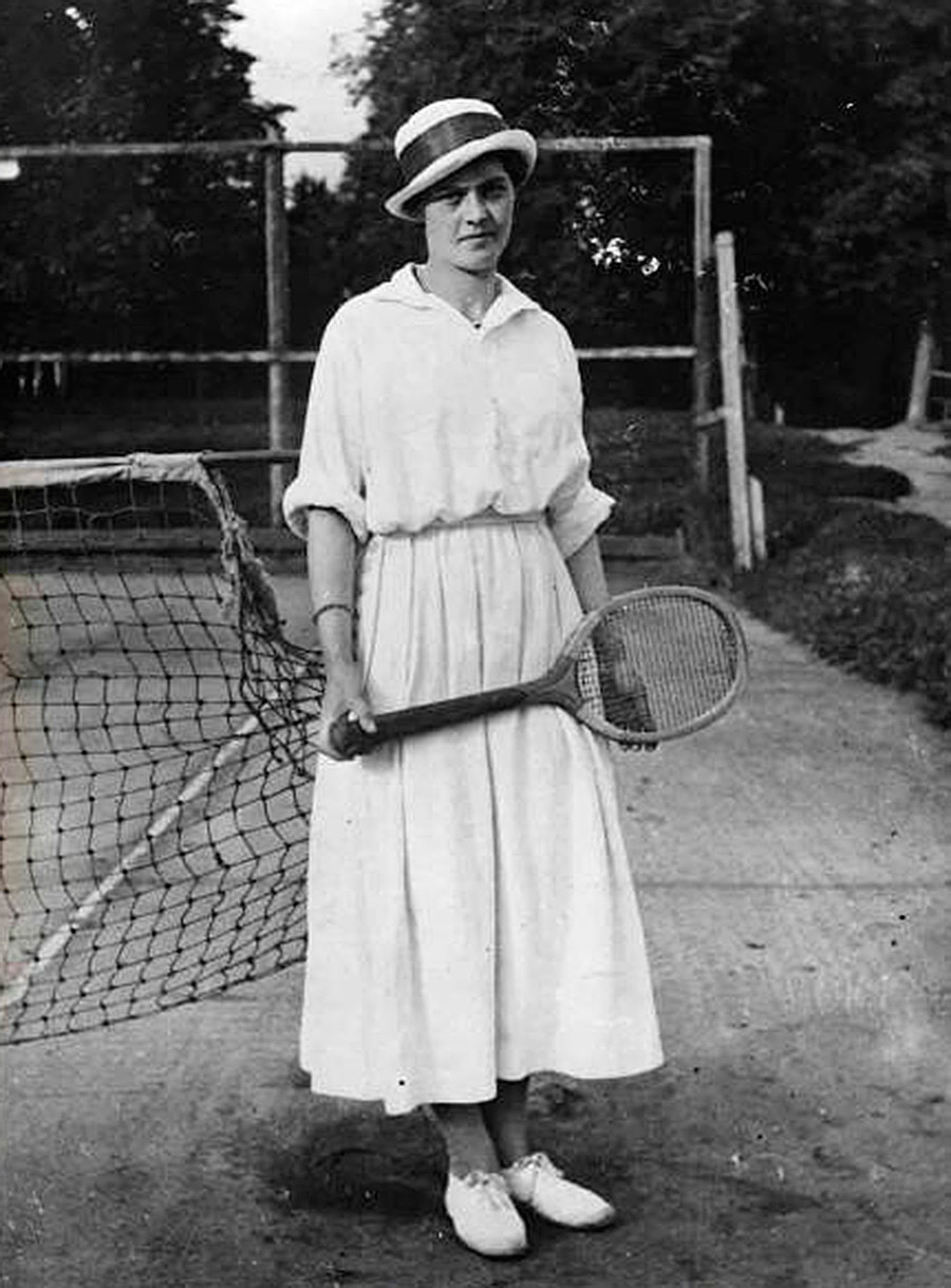 Девушка с теннисной ракеткой  