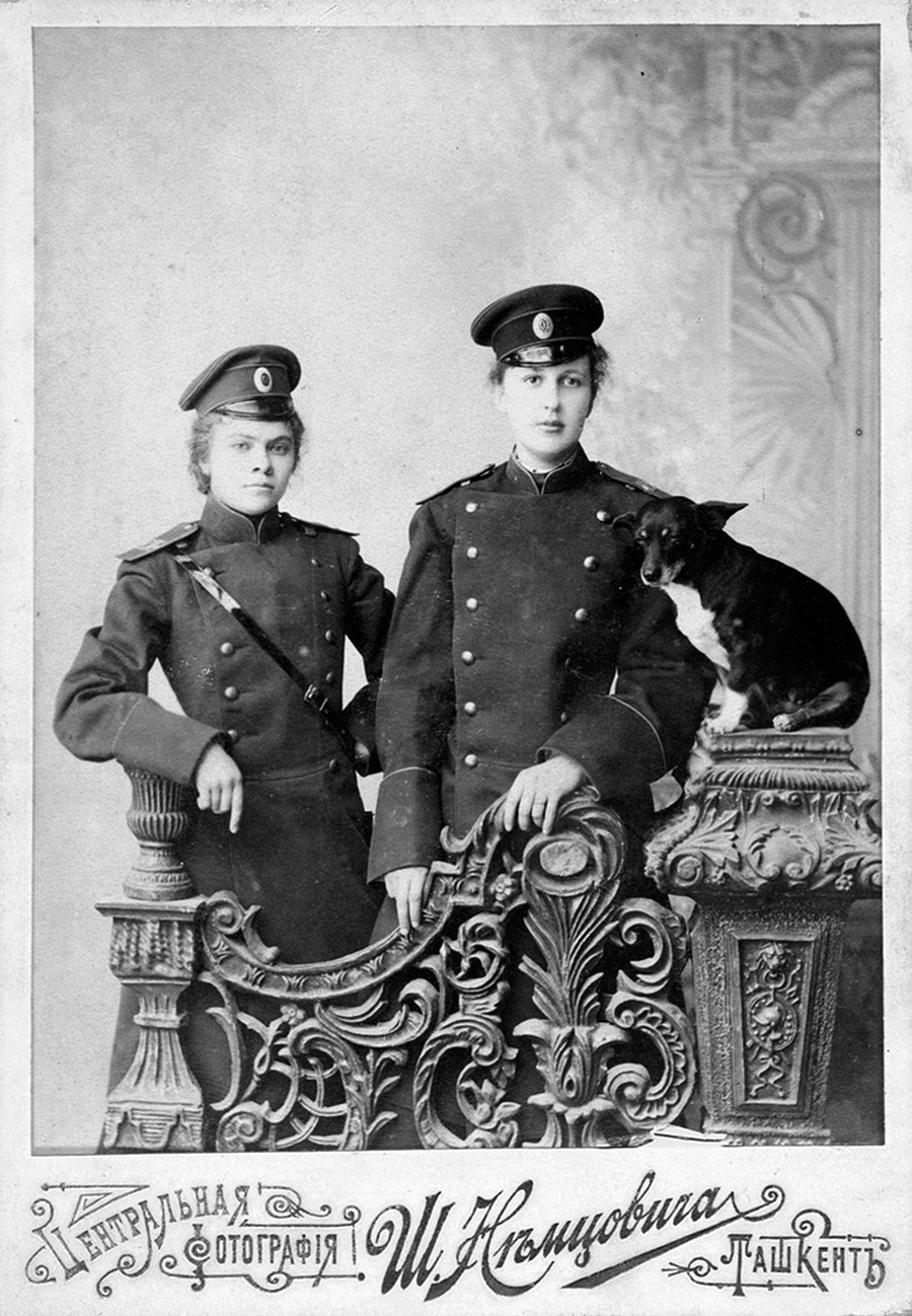 Две девушки-подруги в военной форме и собака  