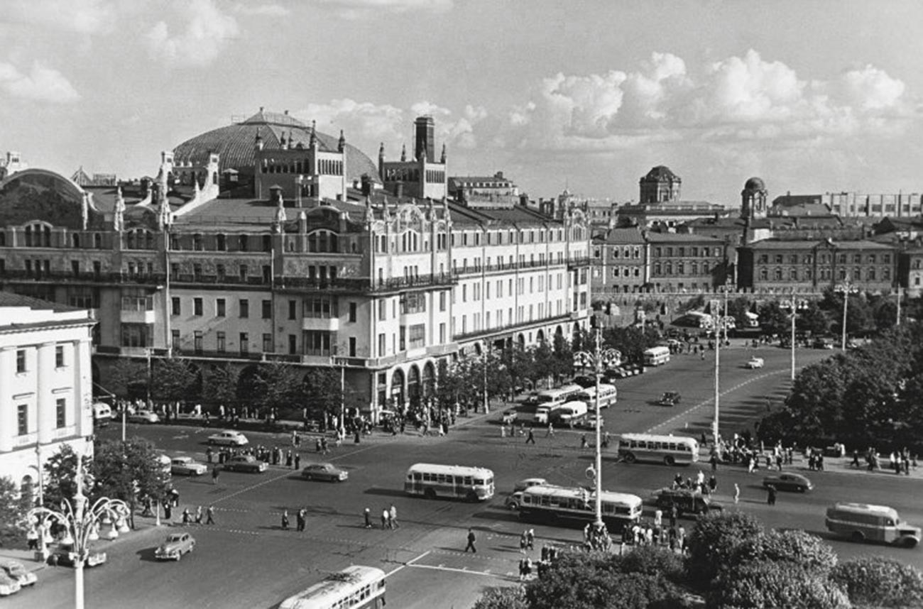 Pogled s krova Boljšog teatra SSSR-a. Hotel 