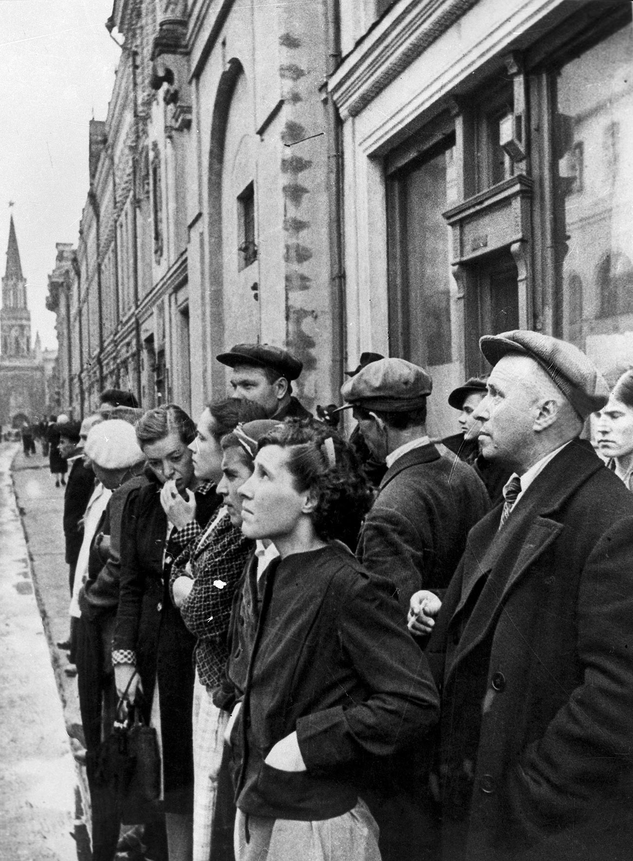 Die Bewohner Moskaus hören der Rundfunkansprache der Regierung anlässlich der Invasion durch Nazideutschland am 22. Juni 1941 zu. 