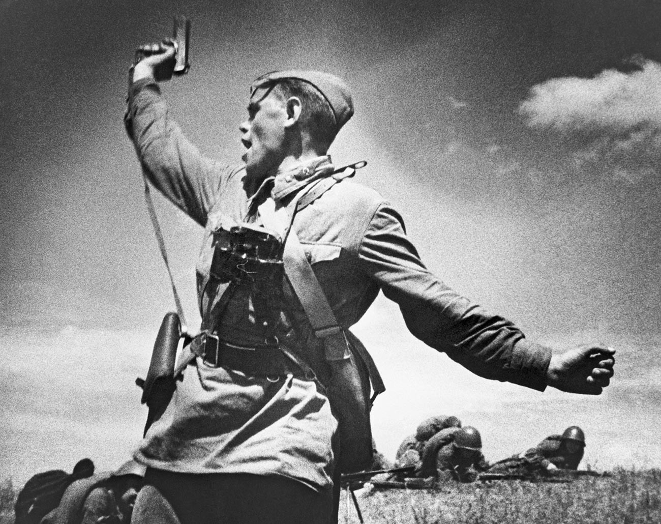 Politoffizier Alexei Jeremenko führt seine Soldaten in den Kampf gegen die deutschen Positionen in der Ukraine am 12. Juli 1942. Er wurde wenige Minuten nach dieser Fotoaufnahme getötet.